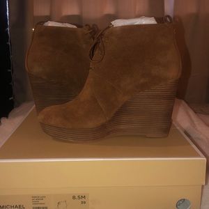 MICHAEL KORS WEDGED BOOTIES